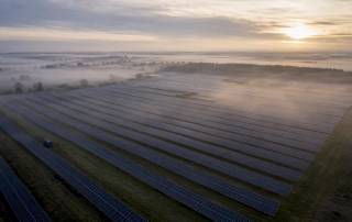 Solarpark am Mittag mit Photovoltaikmodulen