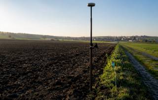 GNSS-Vermessung an der deutschen Flurstücksgrenze