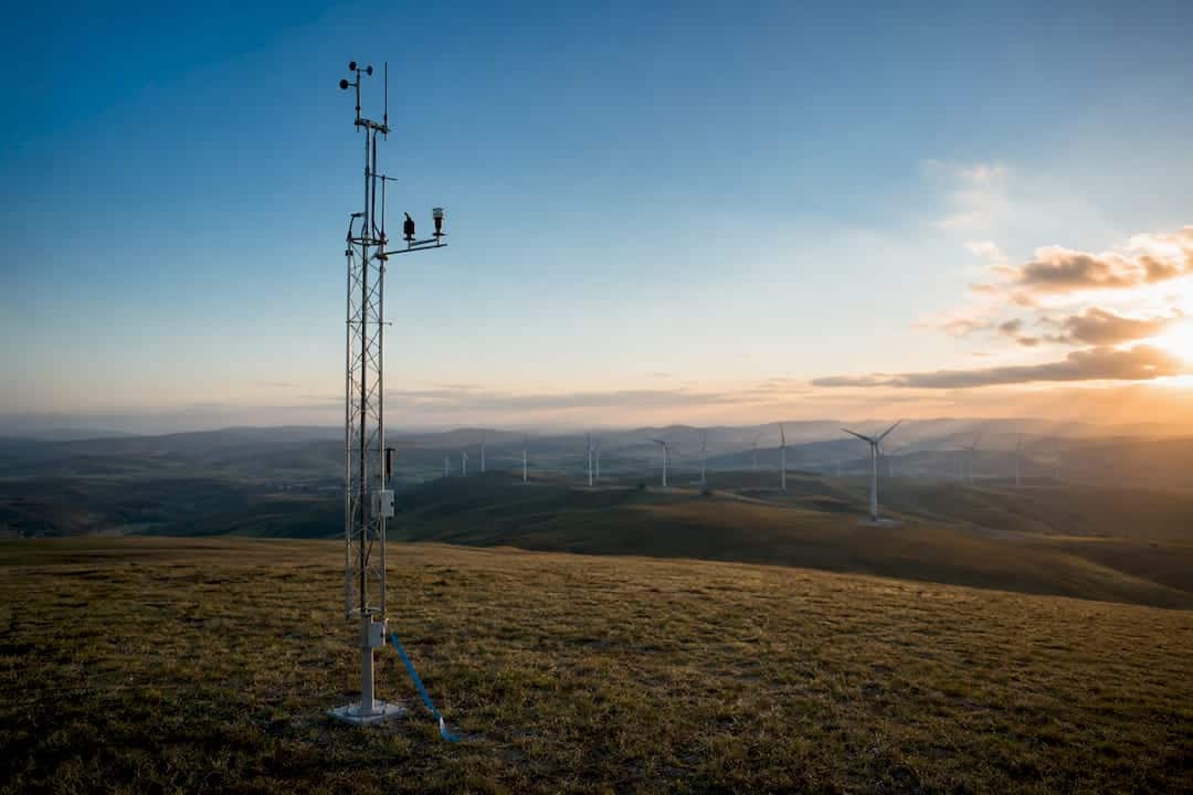 Meteorologischer Messmast auf einer Fläche für erneuerbare Energien