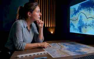 GIS-Planerin kontrolliert eine ermittelte Trasse