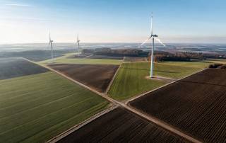 Windenergiefläche mit Windrädern und Parzellengrenzen