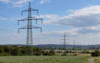 Hochspannungsmasten entlang eines deutschen Stromkorridors