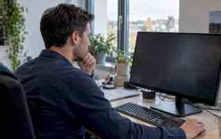 GIS-Spezialist überprüft Naturschutzdaten am Bildschirm