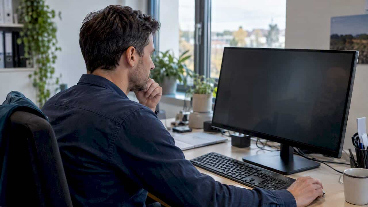GIS-Spezialist überprüft Naturschutzdaten am Bildschirm